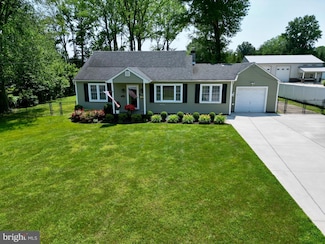 566 S Forklanding Rd, Maple Shade, NJ 08052