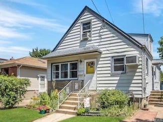 135 Casper St, Valley Stream, NY 11580