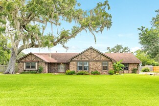 108 Laurel Valley Dr, West Columbia, TX 77486
