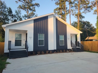 8221 Charlesmont St, Houston, TX 77078