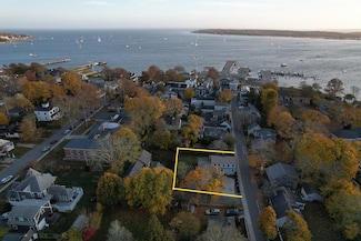 12 Cannon St, Mattapoisett, MA 02739