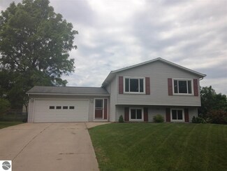 1402 Arnold Ct, Traverse City, MI 49684