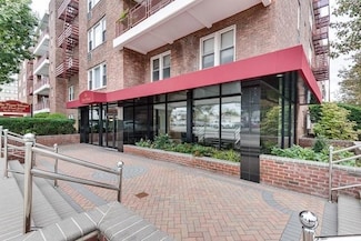 225 1st St Unit 4A, Mineola, NY 11501
