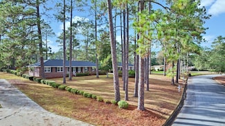 1914 W Lakeridge Dr, Albany, GA 31707