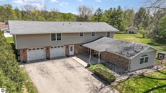 6880 N Luce Rd, Alma, MI 48801