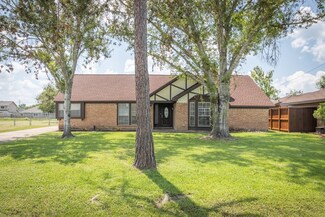 6105 Bending Bough Dr, Angleton, TX 77515
