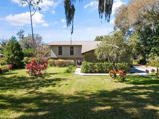 2903 Oak Crest Dr, Plant City, FL 33565