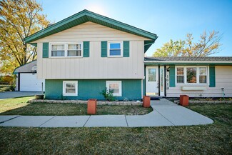 1613 Hartmann Dr, Schaumburg, IL 60193