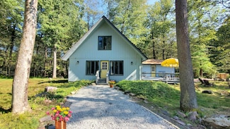 130 Sweet Briar Rd, Pocono Pines, PA 18350