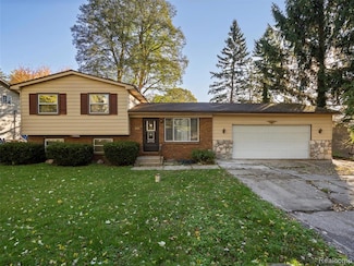 845 Harry Paul Dr, Lake Orion, MI 48362