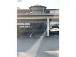 4970 S Landing Dr Unit 302, Portland, OR 97239