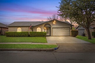 210 Pebblebrook St, Arlington, TX 76014