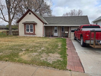 706 9th St, Gothenburg, NE 69138