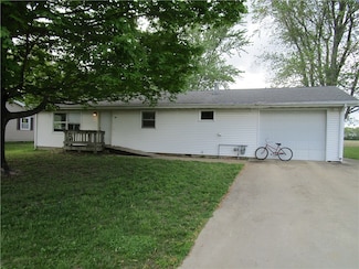 321 E 1st St, Ramsey, IL 62080