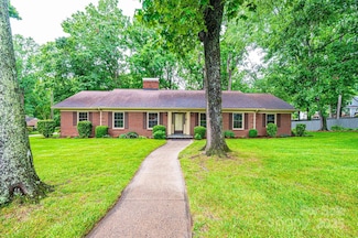 1304 5th Street Cir NW, Hickory, NC 28601