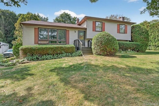 28 Forest Valley Rd, Pleasant Valley, NY 12569