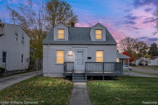 19239 Beaconsfield St, Harper Woods, MI 48225