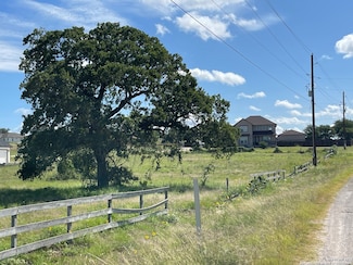 401 Shady Ln, La Vernia, TX 78121