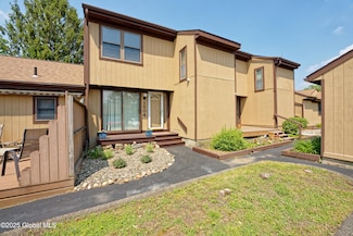 1504 Huntington Ct, East Greenbush, NY 12061