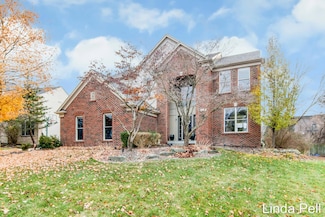 33 Fox Point Ct NE, Ada, MI 49301