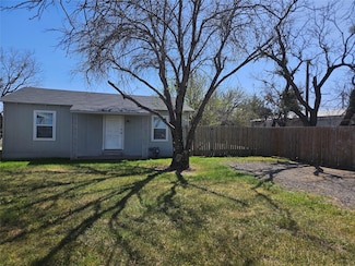 216 South St, Tye, TX 79563
