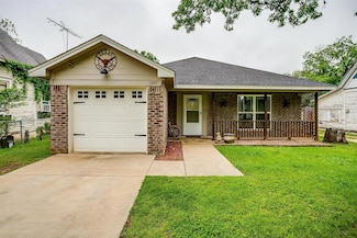 1307 N Robinson St, Cleburne, TX 76031