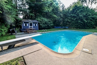 10 Fernbrook Dr, Brookfield, CT 06804