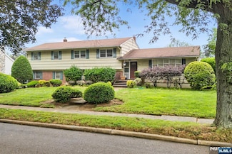 204 Tryon Place, Paramus, NJ 07652