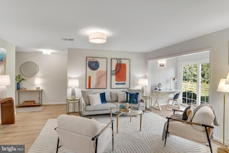 12100 Green Leaf Ct Unit 102, Fairfax, VA 22033