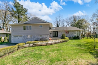 22 Olive St, Great Neck, NY 11020