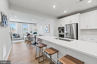 2107 Glacier Rd, Herndon, VA 20170