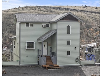405 Elrod Ave, Maupin, OR 97037