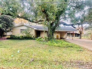 403 E Dixie St, Oakdale, LA 71463