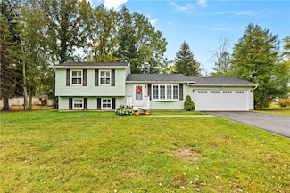 11 Battle Green Dr, Rochester, NY 14624