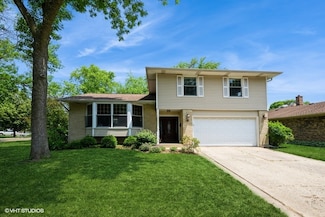 2102 E Robinhood Ln, Arlington Heights, IL 60004