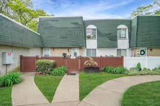 490 Daryl Dr, Medford, NY 11763