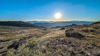 174 Round up Rd, Oroville, WA 98844