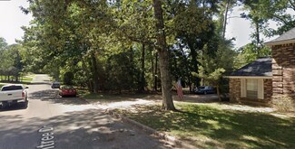 2112 Greentree Dr, Huntsville, TX 77340
