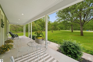 11888 Many Oaks Dr, Interlochen, MI 49643
