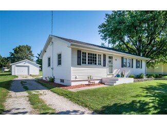 105 Maiden St, Center Point, IA 52213