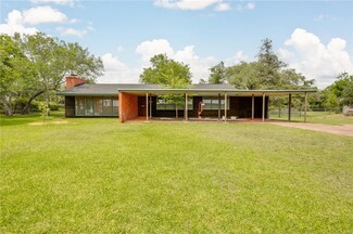 304 Crescent Dr, Bryan, TX 77801