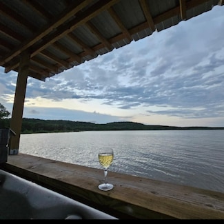 140 Meadow Pond Ct, Runaway Bay, TX 76426