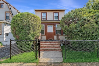 110 Buscher Ave, Valley Stream, NY 11580