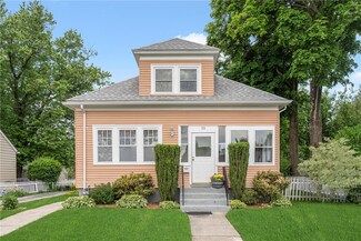 33 Homewood Ave, North Providence, RI 02911