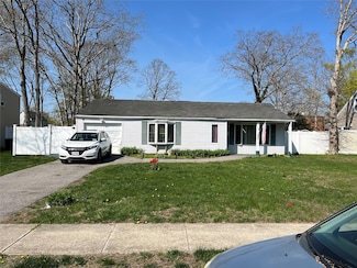 14 Lurcott Ln, Central Islip, NY 11722