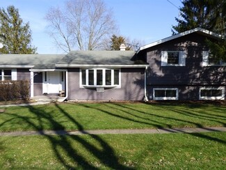 9814 Hillview Ave, Fox River Grove, IL 60021