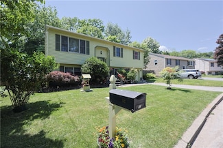 52 Urquhart St, Cranston, RI 02920