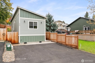 569 N 3rd Place, Kalama, WA 98625