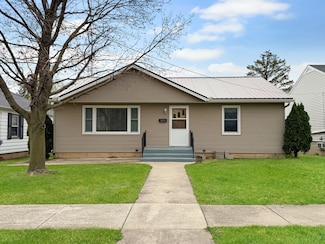 1251 W American St, Freeport, IL 61032