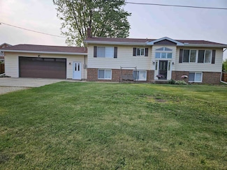 407 E Centre St, Garnavillo, IA 52049